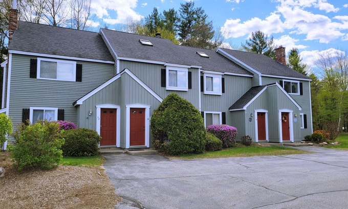 North Woodstock House | Close to shops/dining/town access. Pet-friendly, Wifi, AC, deck. A0039 by LRS