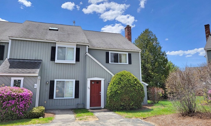 North Woodstock House | Close to shops/dining/town.TV, WiFi, AC, pool, deck,pet-friendly.A0162 by LRS