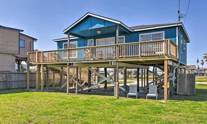 Surfside Beach House | Coastal cottage getaway with plenty of charm & personality. Ramp for easy access