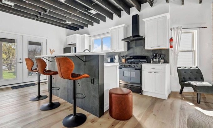 Front Park Apartment | Cool Urban Stay: Downtown Loft