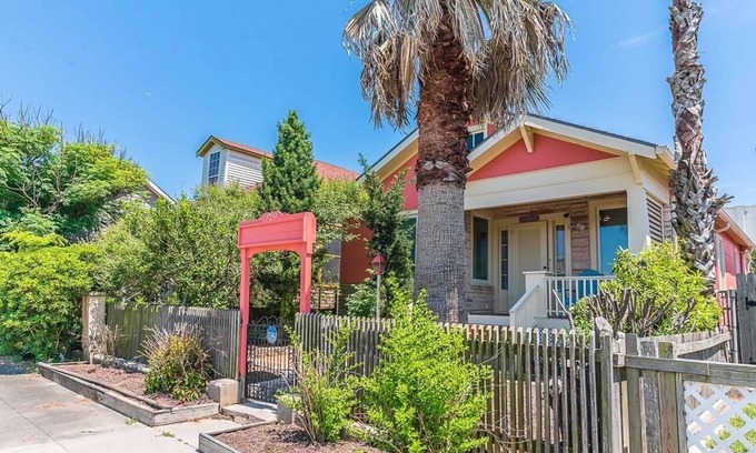 San Jacinto House | Coral Cottage, 3BR House - Within Sight of the Beach