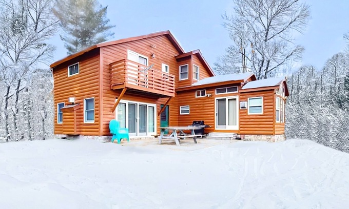 Mount Holly Cabin | Cozy cabin w/mountain view, close to skiing, dog friendly, firepit, deck, wifi