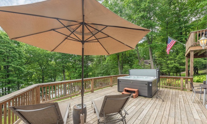 McHenry House | Dog Friendly Lakeside Luxury Minutes from the Slopes w/Hot Tub
