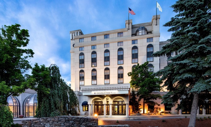 Nashua Hotel | DoubleTree by Hilton Nashua