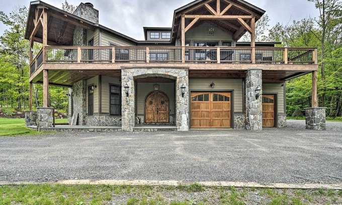 West Dover House | Elegant Mtn Chalet w/Deck: 1 Mi to Mt Snow!