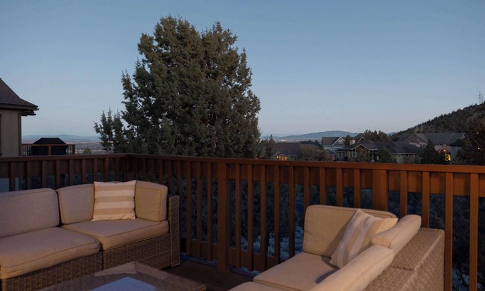 Redmond House | Elevated Escape | Hot-Tub - Modern 5BDR Retreat