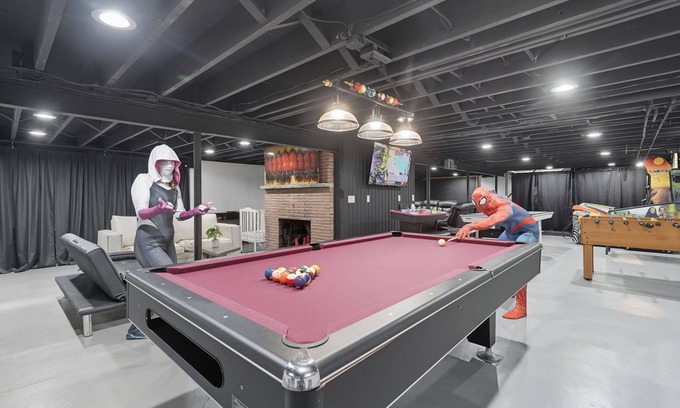 Crittenden House | ⁂ Epic Arcade KING Beds Spa-Style Bath! ⁂
