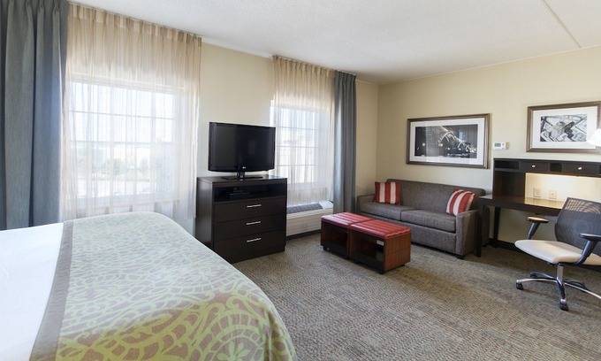 Amherst Apartment | Free Breakfast Buffet + 20 Minutes from Niagara Falls! Pool & Hot Tub.