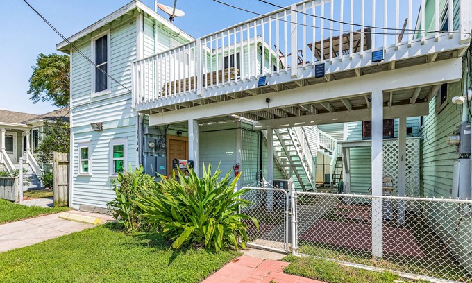 San Jacinto House | Ground-Floor Duplex w/Free WiFi, Private W/D, Shared Grill - 1 Block from Beach