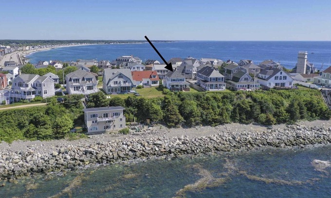 Hampton House | HAMPTON BEACH OCEANFRONT HOME SITUATED ON GREAT BOARS HEAD
