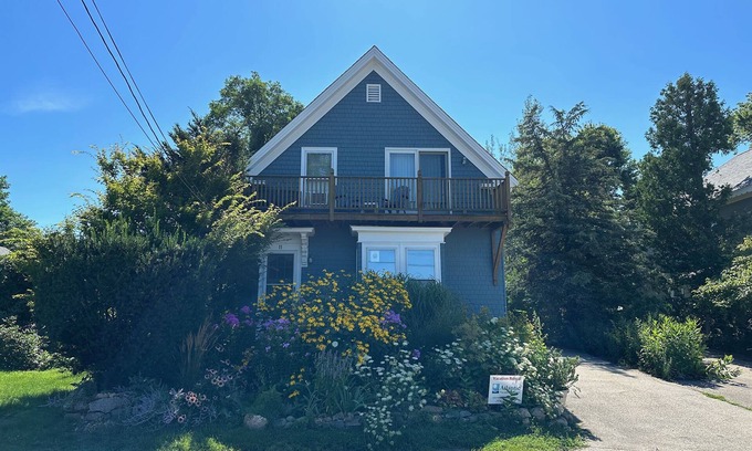 Gloucester House | Helena House: Close to Plum Cove Beach