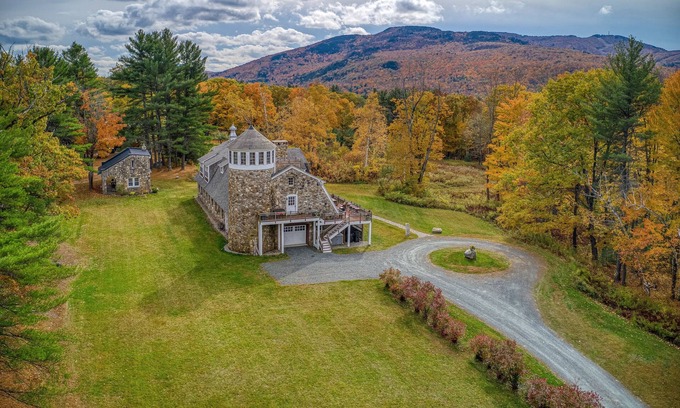 Mount Sunapee House | HISTORIC, RENOVATED BARN w/Mt. SUNAPEE VIEW, SLEEPS 22+, Minutes to Lake/Mt.
