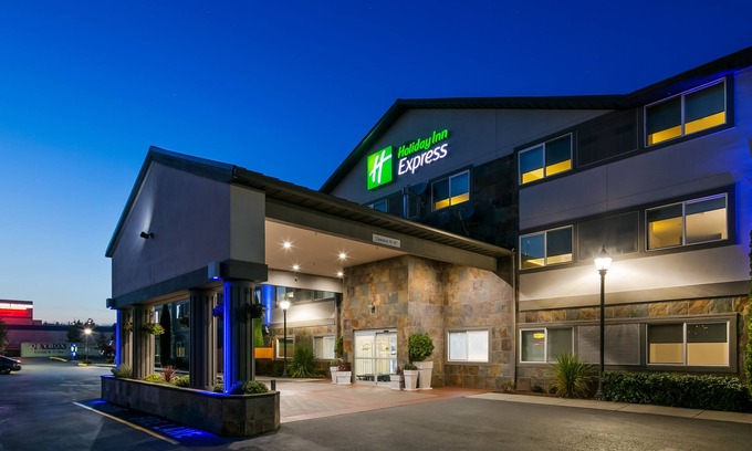 Paine Field-Lake Stickney Hotel | Holiday Inn Express & Suites Everett by IHG