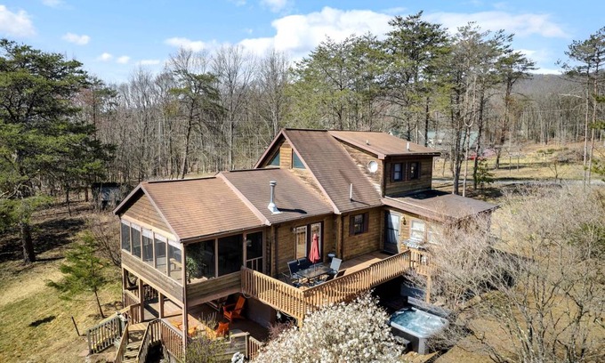 Great Cacapon House | House ∙ 4 bedrooms ∙ 15 guests