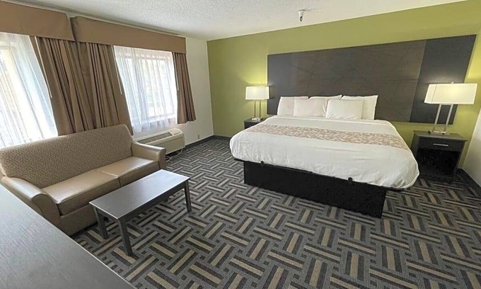 Springdale Hotel | La Quinta Inn by Wyndham Cincinnati North