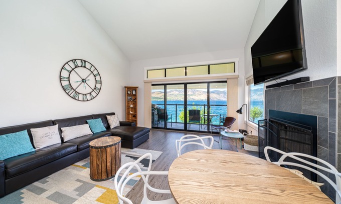 Chelan Condo | Lake Chelan Shores Blue Water Escape - Close to Beach and Amenities!