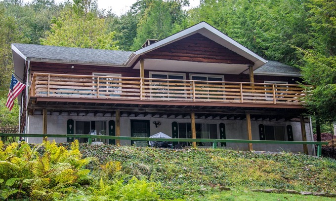 McHenry House | Lake Love | Lakefront, 1 Mile to Wisp Resort!