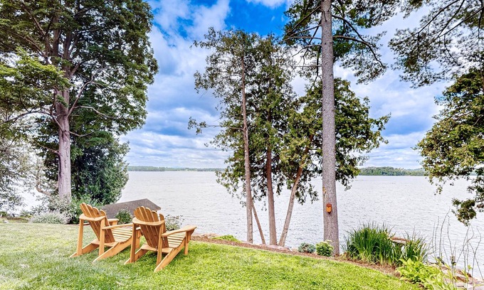 South Hero Cabin | Lakefront dog-friendly cabin & cottage with kayaks, grill, washer/dryer