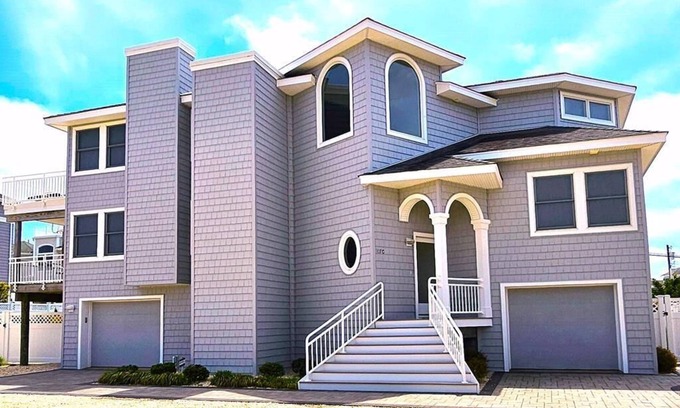 Loveladies House | Large Contemporary Ocean Block Home
