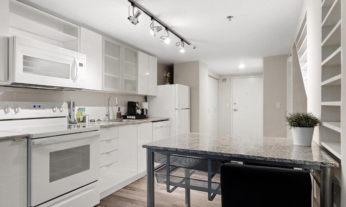 Downtown Cincinnati Apartment | Lavish Downtown Condo with Rooftop Lounge 337
