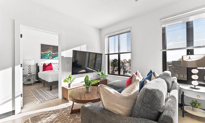 Everett Apartment | Luxury 2bd/2ba near Boston 0516