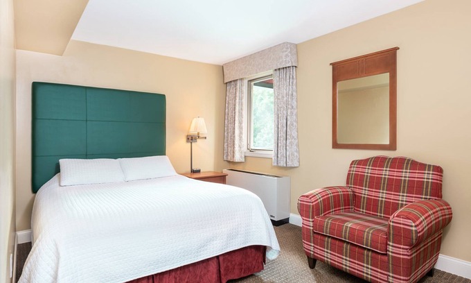 West Dover Condo | Luxury 3BR Penthouse | Sauna + Fireplace