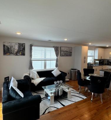 Elizabeth House | Luxury Gated NYC Theme 3BR 2B with Parking by EWR