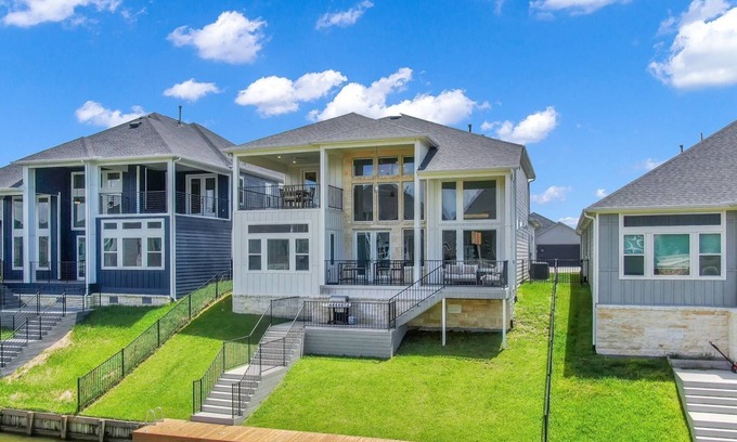 French Quarter House | Luxury Lake Conroe Stay: 5 Bedrooms, Private Dock, Balconies & Stunning Canal Views! Festival Nearby