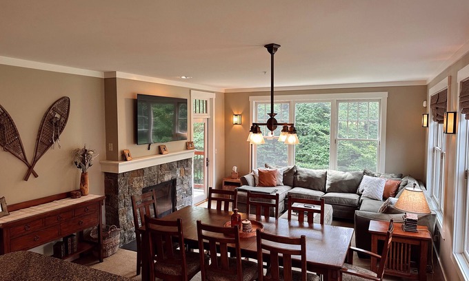 Lincoln House | Luxury Loon Townhouse, Pool & Spa Access, sleeps 12, 2 levels!