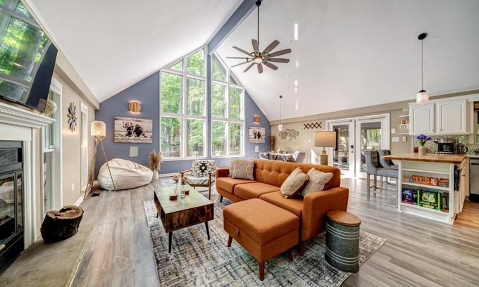 The Woods House | Modern Cabin w/Hot Tub & Fire Pit!