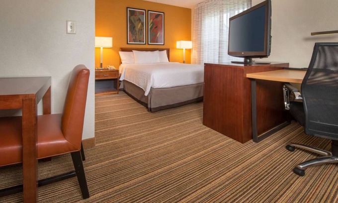 Charleston Apartment | Modern Convenience Meets Comfort in Charleston! Pool, Pets are Allowed Here