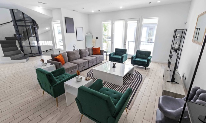 Greenway Plaza-Upper Kirby House | Modern Exec Retreat | Near Med Center + Garage