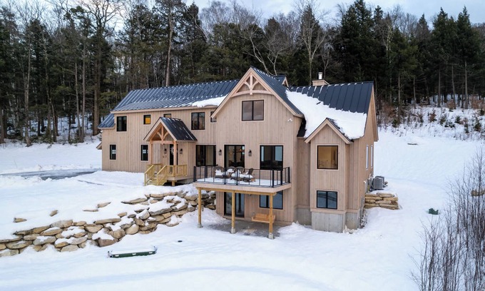 Stratton Mountain House | New 6-BR Luxury Home 6 Min from Stratton w/hot tub
