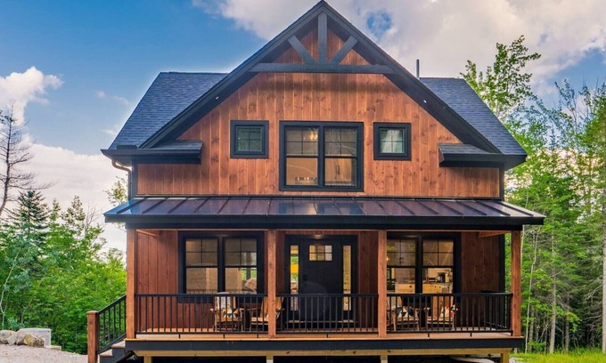 Bethel House | New Lux Chalet! Game Rm! Hot Tub! Views! Sleeps 12
