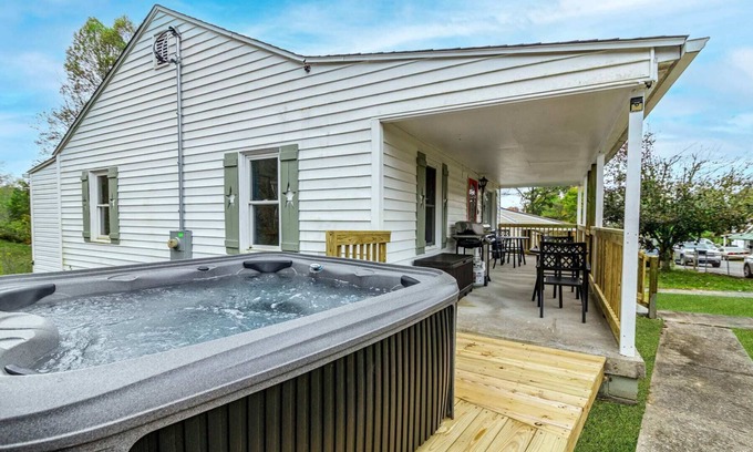 Summerlee Cabin | New River Gorge Cottage w/Fire Pit, Grill & Hot Tub