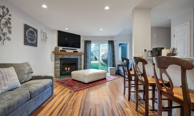 West Hartford Condo | Next to Golf, Walk to Club - Lakeland Village 5B