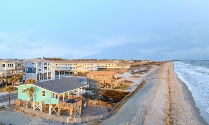 Long Beach House | OCEAN FRONT, 4BR, 2BA, FENCED YARD, PET FRIENDLY, Walkable to shops/restaurants