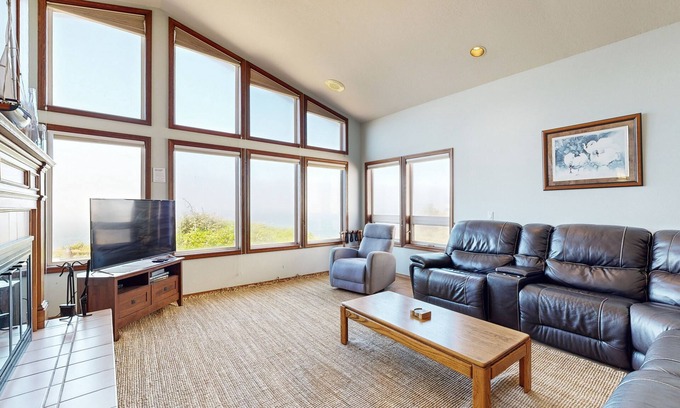 Roads End House | Oceanfront house with private hot tub & amazing ocean views