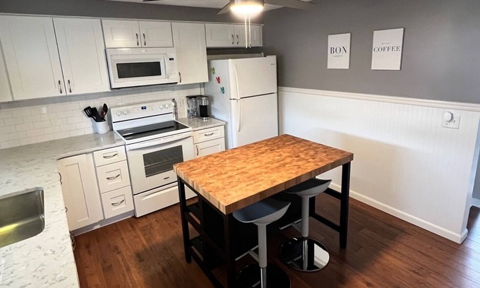 Old Forge House | One bedroom Penthouse 5min from Airport and Montage Ski Resort!