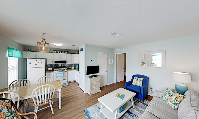Gulf Shores Condo | Paradise Isle | All-New Interior | Pool & Hot Tub | 2-Minute Walk to Beach