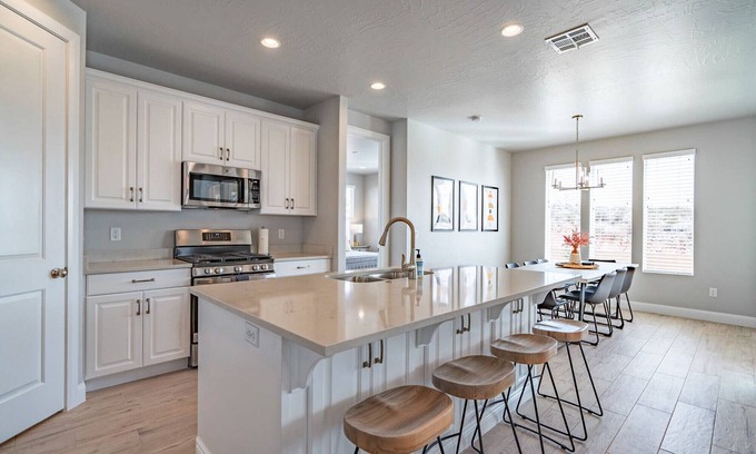 Washington House | Paseos Place: Spacious new 5BR near Zion Ntnl Park.