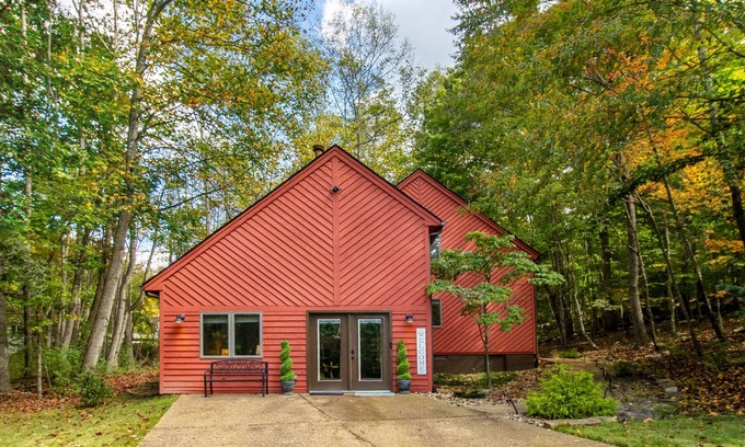 Massanutten House | Peaceful retreat with creek and wildlife spotting!