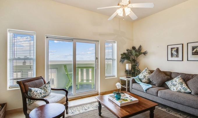 Galveston Condo | Pelicondo | Charming Condo, Private Balcony, Pool!