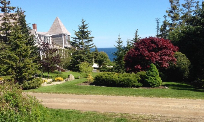 Pemaquid Point House | Pemaquid Point Cottage-Cliff Road-Fireplace-2 minute walk to Lighthouse-Pets ok