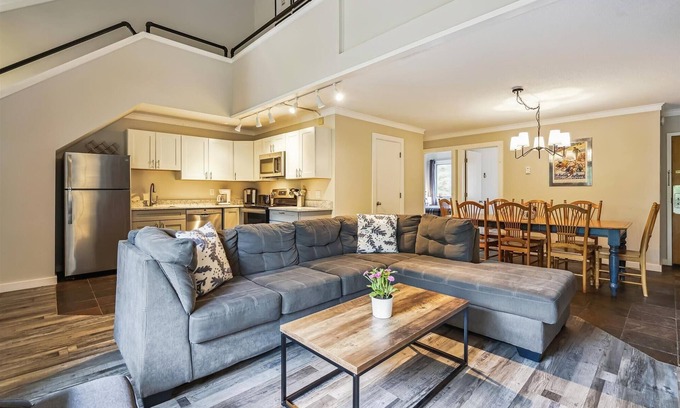 Central Vermont- Killington Condo | Perfect four bedroom condo, shuttle to the mountain, ski Back Whiffletree D8