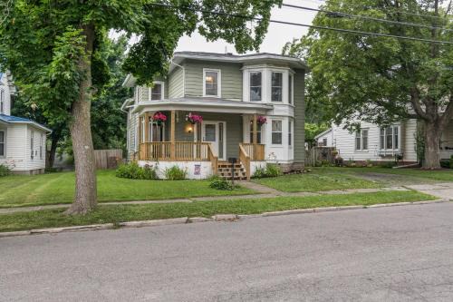 Penn Yan House | Pet-Friendly Penn Yan Home Wineries, Parks, Lakes