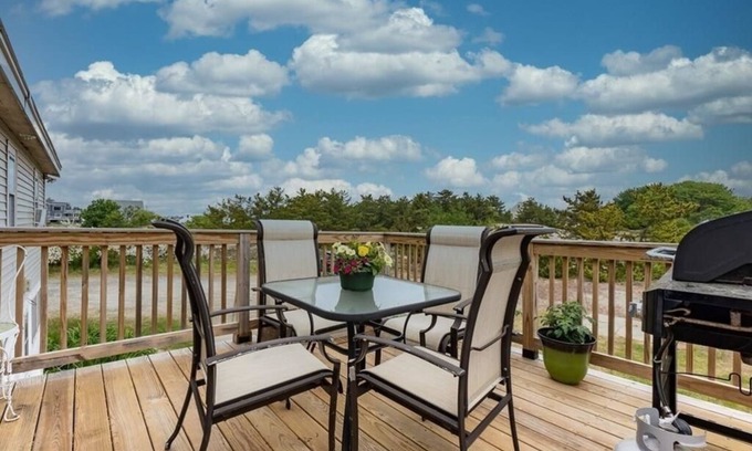 Newbury Apartment | PET FRIENDLY-Walk to Beach -Fire Pit - 40 Min to Salem, MA - WINTER RENTAL AVAIL