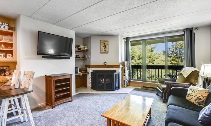 Killington Condo | Pinnacle E23 is newly renovated 3 bedroom/2 bath condo with shuttle to the slopes everyday of the week. The outdoor pool, hot tub, and, tennis courts are open during summer only.