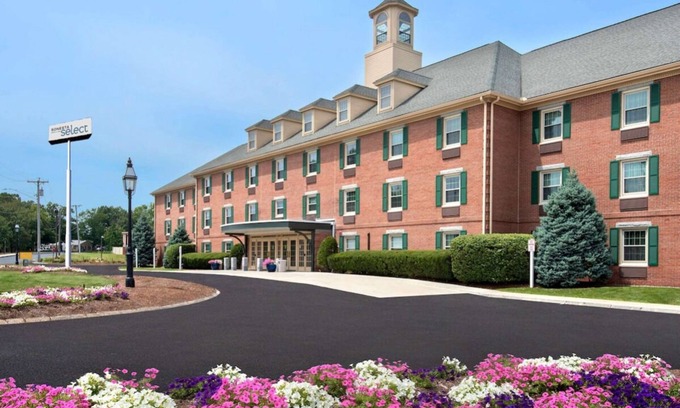Woburn House | Pleasant Stay! 3 Convenient Units, Parking, Pets Allowed, Near Zoo New England!