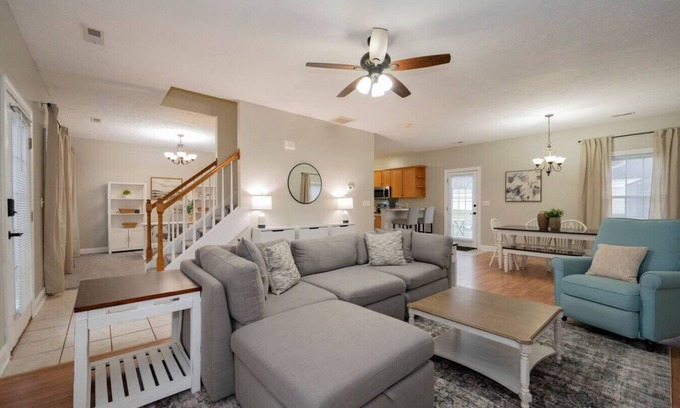 Lynchburg House | Quaint 3Bedroom Home w/King Bed & Fenced Backyard